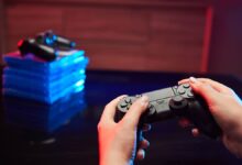 Gamer segurando Gamepad, Controlador ou Videogame Joystick Console nas mãos. Close up, conceito de jogo — Foto de bondvit