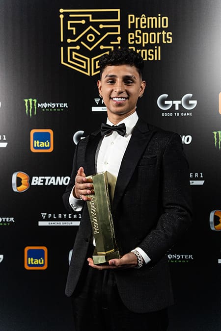 nobru-leva-trof-u-de-craque-da-galera-em-pr-mio-esports-brasil-2023