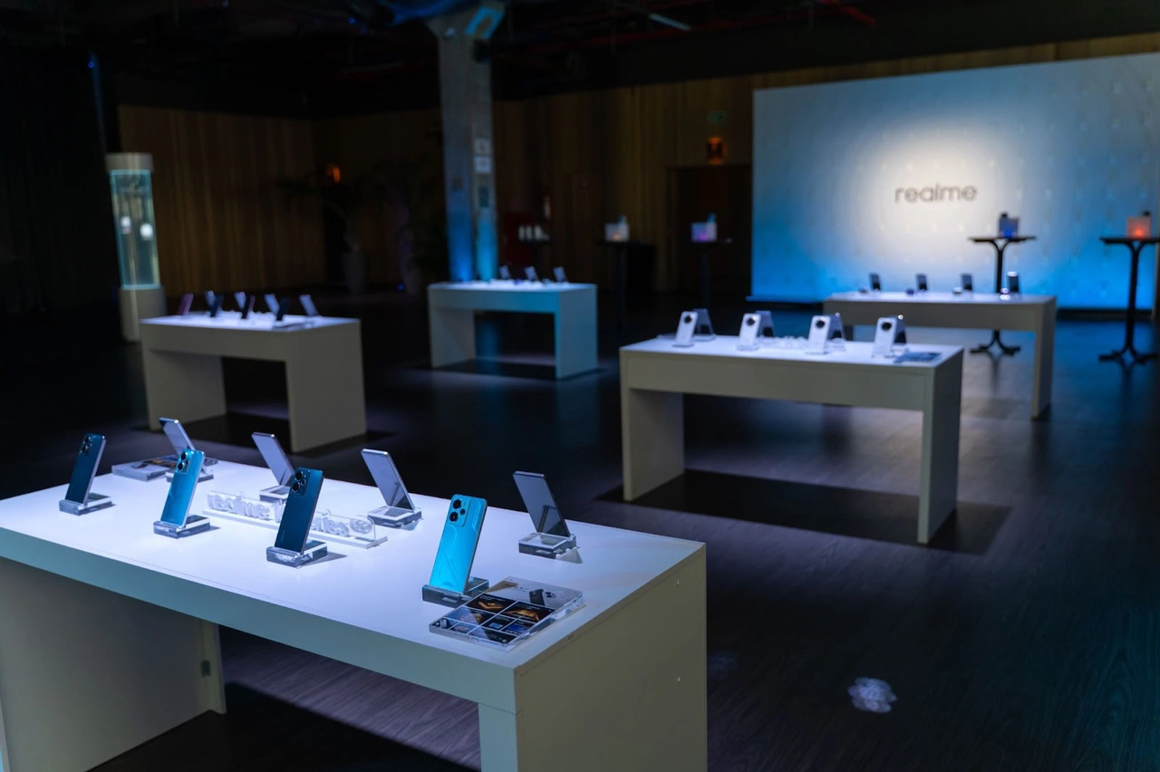 realme lança no Brasil a linha 14 Series com três smartphones potentes, IA nas câmeras, traseira que muda de cor e o novo Buds Air7.