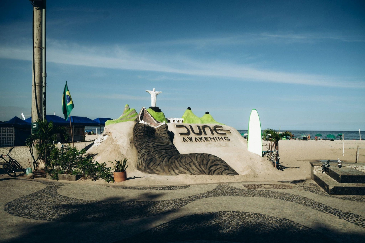 Escultura do verme de areia de Dune: Awakening invade Copacabana até 15 de maio. Atração celebra o lançamento do jogo em junho.